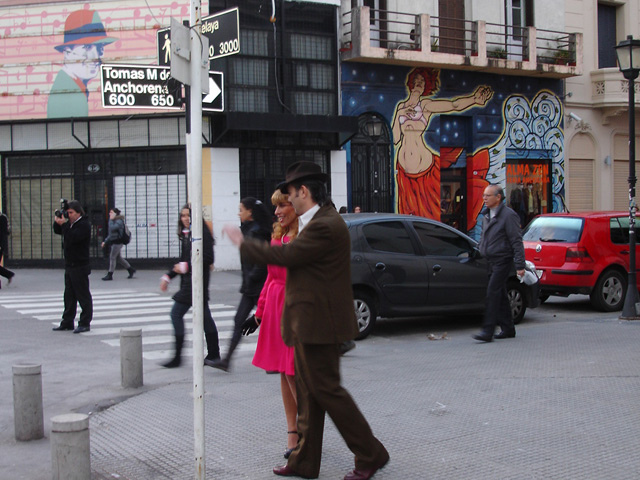 Bailando Tango frente al Bar Catulo Castillo