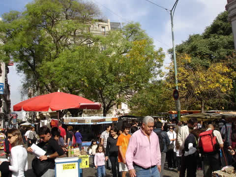 Turistas en la Plaza Dorrego